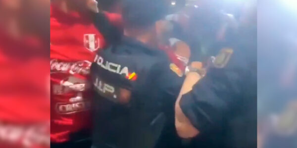 Policía en España agrede a futbolistas de la selección peruana