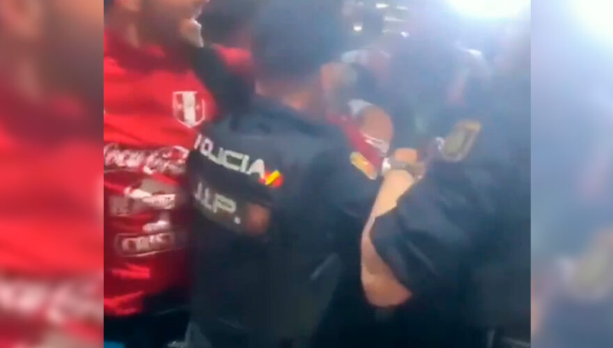 Policía en España agrede a futbolistas de la selección peruana