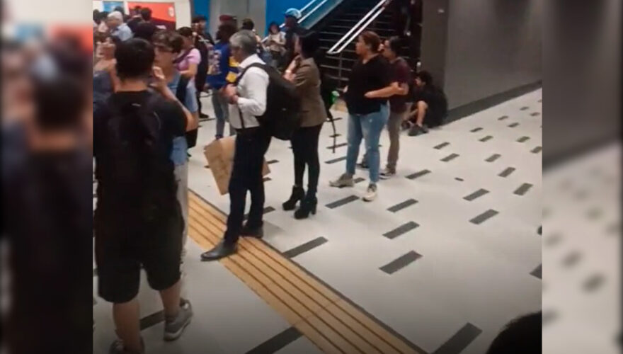 Usuario de Metro muestra cómo la gente hace fila en la Línea 3