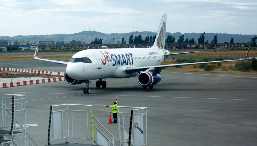 Avión aterrizó en aeropuerto de Santiago por urgencia médica