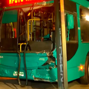 Pudahuel: conductor choca bus RED, golpea autos, rejas y se fugó