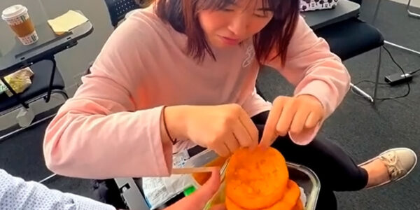 Reacción de japonesas al probar sopaipillas con pebre es viral