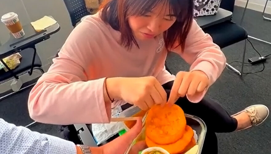 Reacción de japonesas al probar sopaipillas con pebre es viral