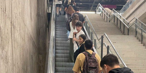 Uso de escaleras mecánicas en Metro abre debate en redes