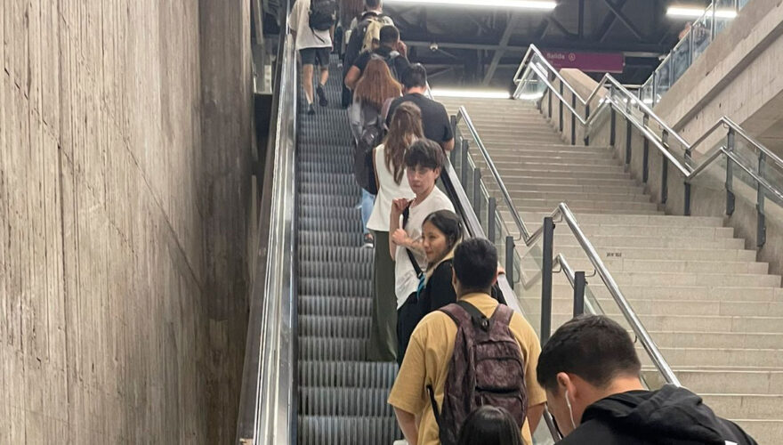 Uso de escaleras mecánicas en Metro abre debate en redes