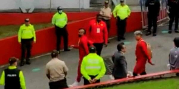 Arturo Vidal entra a un estadio en Ecuador