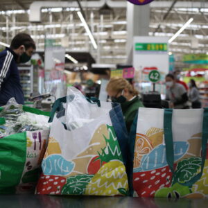 Personas realizando compras en un supermercado