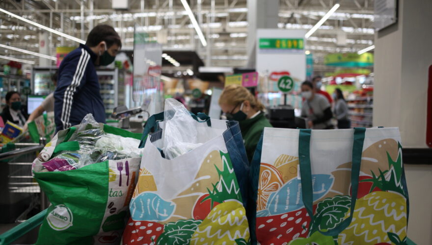 Personas realizando compras en un supermercado