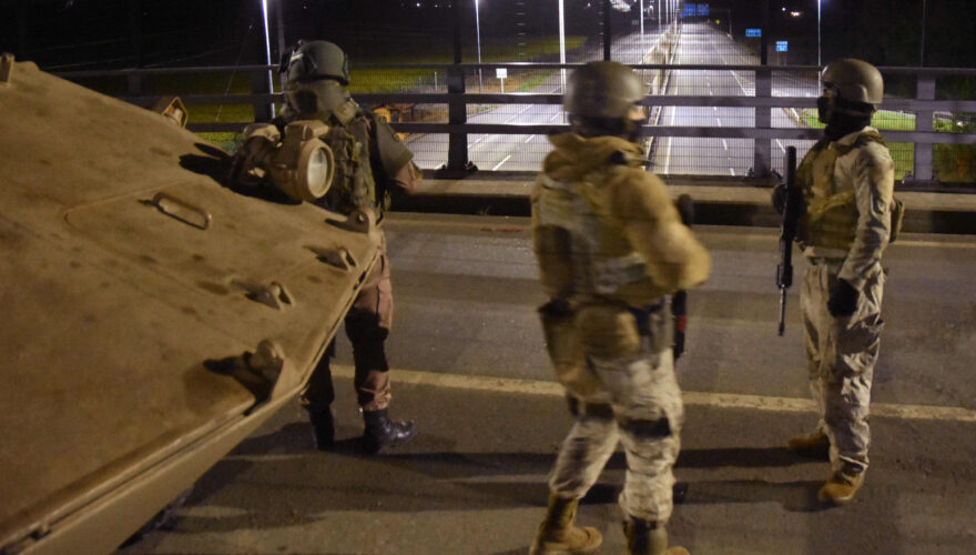 Funcionarios militares vigilando la calle durante el estallido social.