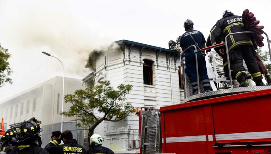 Bomberos en las afueras del Liceo de Aplicación de Santiago apagando un incendio