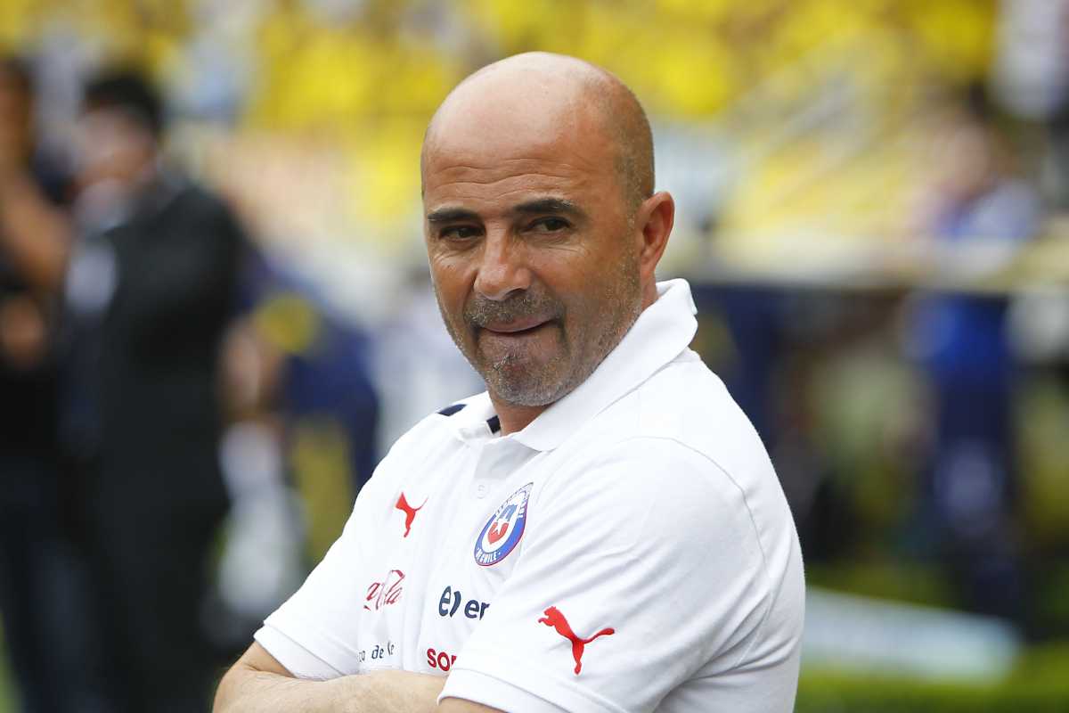 El director técnico Jorge Sampaoli mirando a la cámara