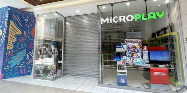 Sucursal de la tienda Microplay con la cortina cerrada
