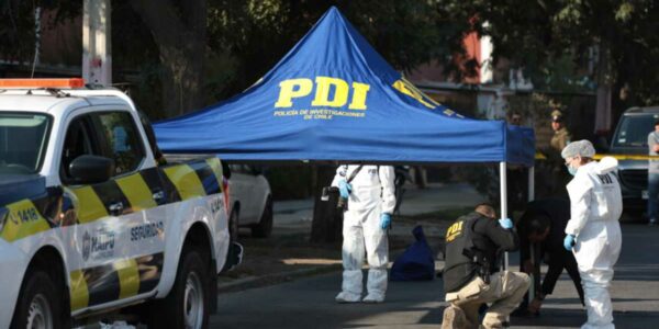 Funcionarios de la PDI investigando crimen de hombre descuartizado en Maipú