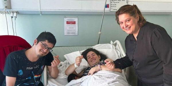 Madre sorda en cama de hospital tras tener parto con lengua de señas chilena