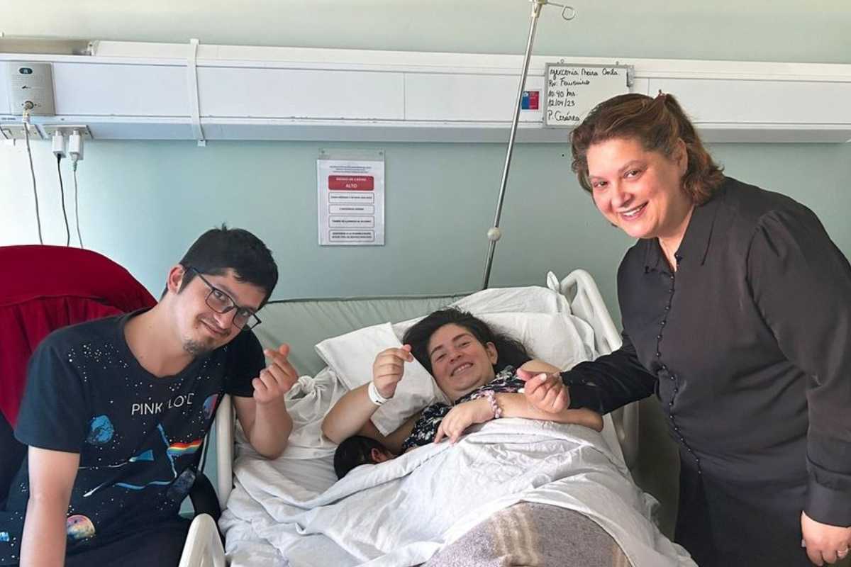 Madre sorda en cama de hospital tras tener parto con lengua de señas chilena