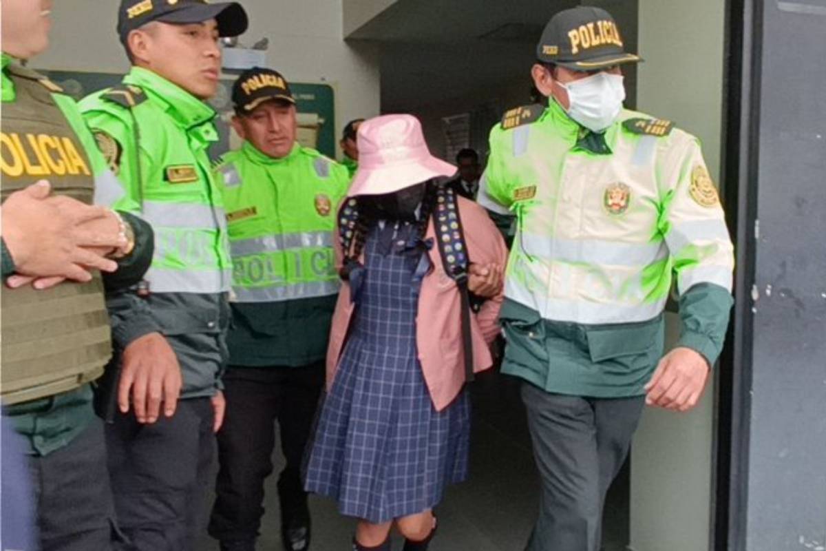Hombre en Perú disfrazado de alumna de colegio