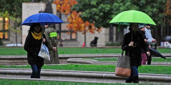 Mujeres caminando por Santiago por la lluvia