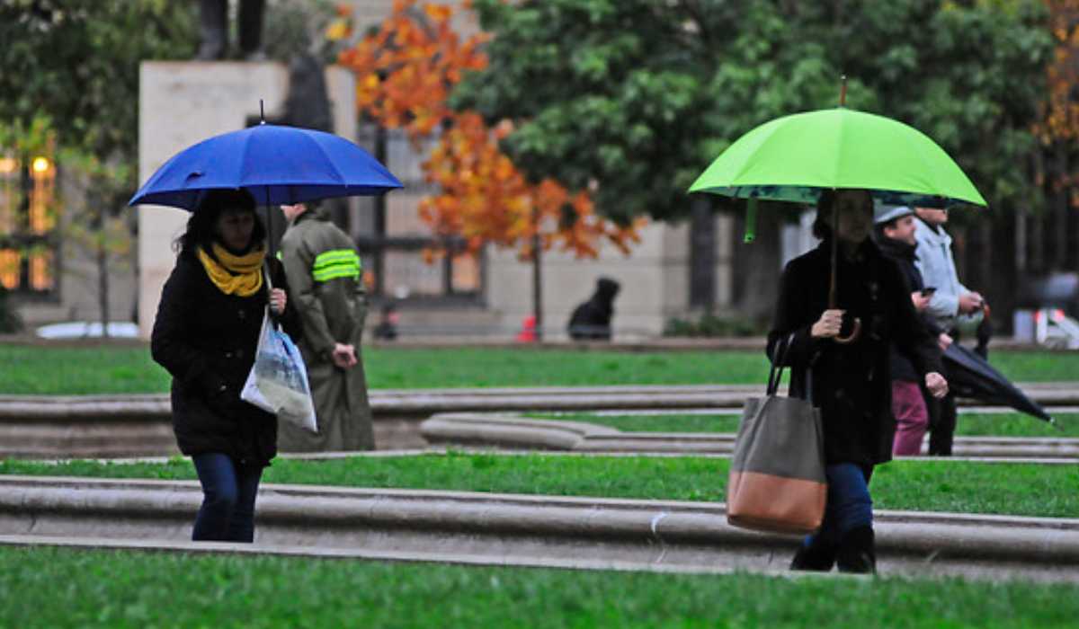 Mujeres caminando por Santiago por la lluvia