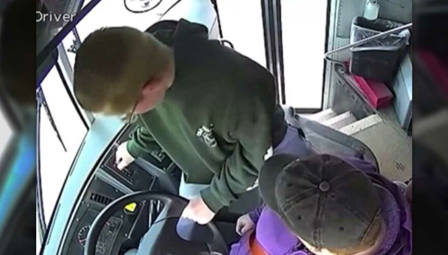 Niño se hizo viral por controlar bus donde chofer se desmayó