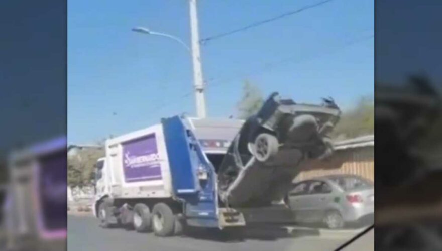 Camión recolector de basura de la Municipalidad de San Bernardo llevándose un automóvil en su interior
