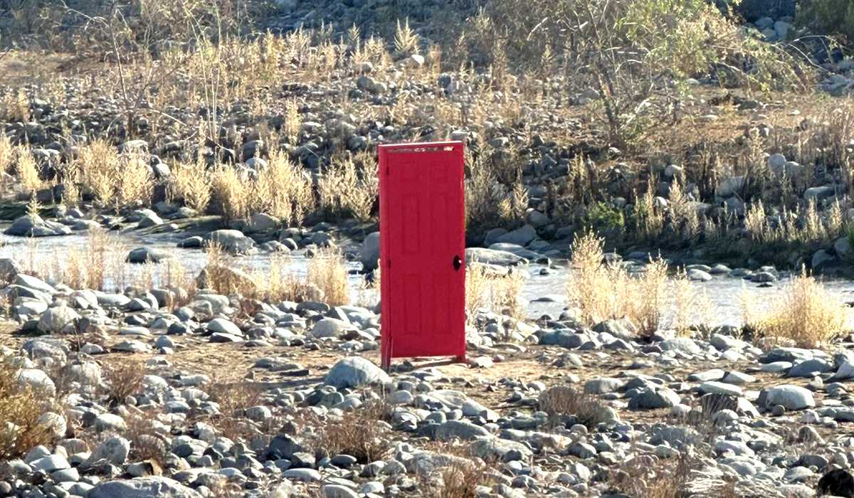Puerta roja en el Río Mapocho de Santiago