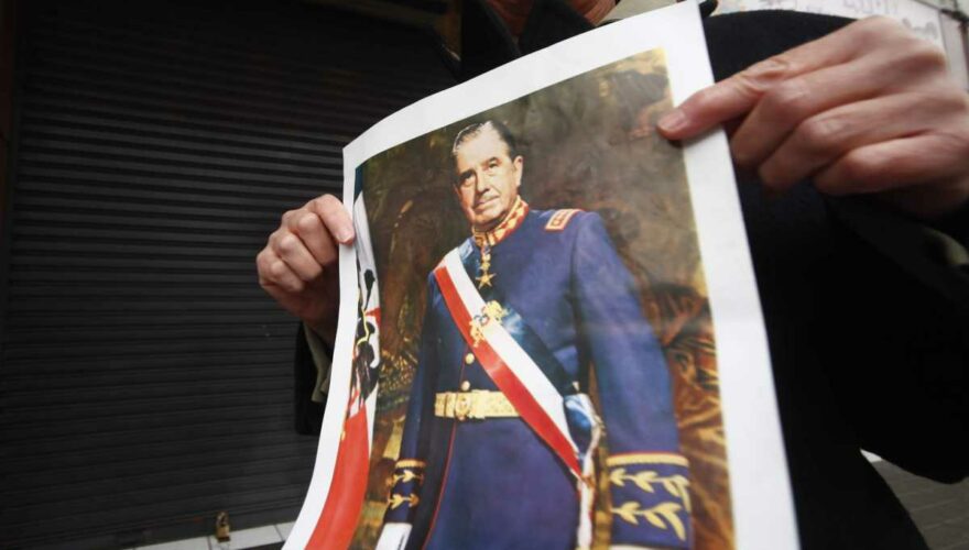 Persona tomando fotografía de Augusto Pinochet Ugarte, cuya arma fue incautada a un joven de 15 años de Valdivia por la PDI