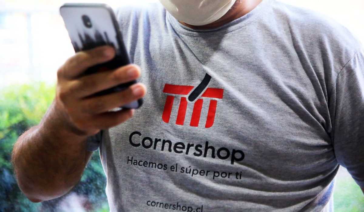 Trabajador de Cornershop utilizando su celular