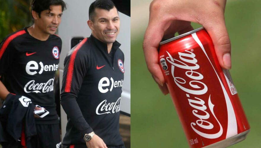 Jugadores de La Roja y una lata de Coca Cola