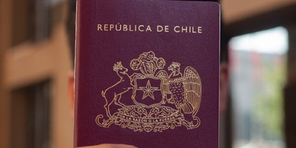 Pasaporte chileno, el cual podría quedar fuera del programa Visa Waiver por problemas con "lanzas" internacionales