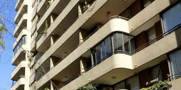 Balcones de edificio de departamentos en Providencia