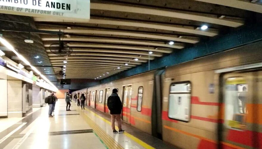 Línea 4 del Metro de Santiago, la cual será extendida hasta Bajos de Mena.