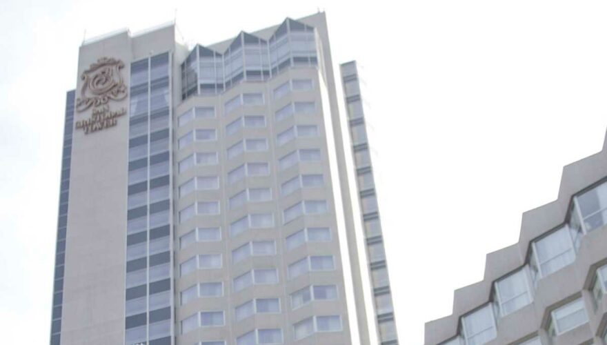Una de las torres del complejo del Hotel Sheraton Santiago, ubciado en Providencia