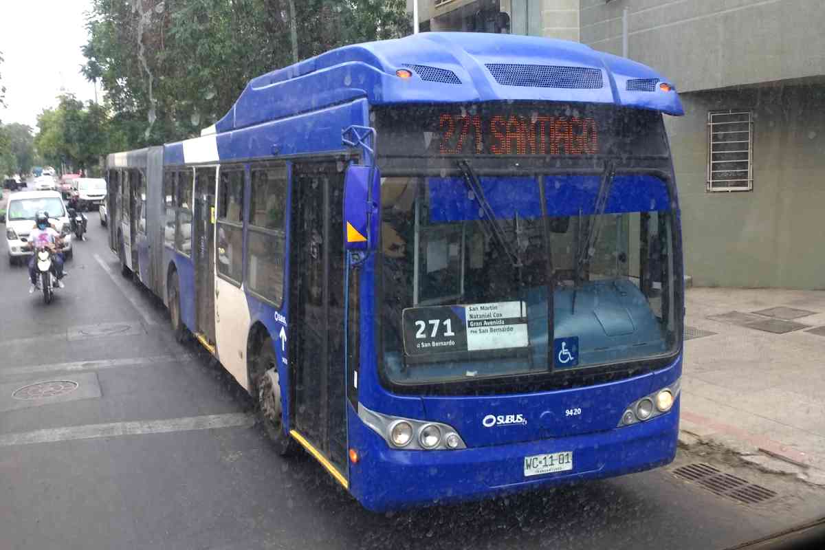 Bus oruga de color azul, el último del Transantiago.