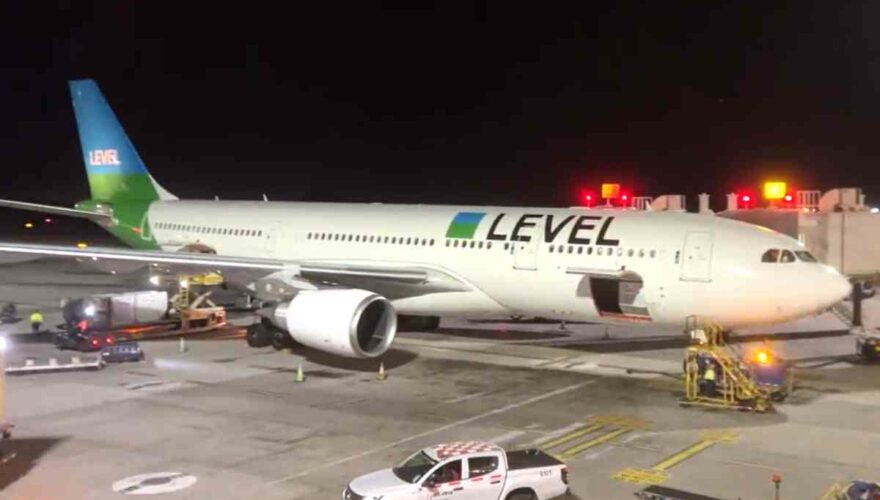 Avión de aerolínea low cost LEVEL que vuela de Santiago a Barcelona