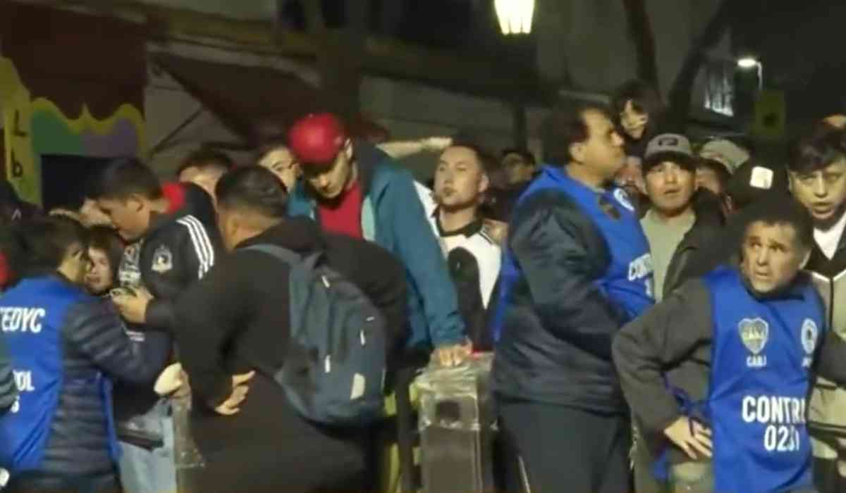 Hinchas de Colo-Colo en las afueras del estadio "La Bombonera" donde jugará con Boca Juniors