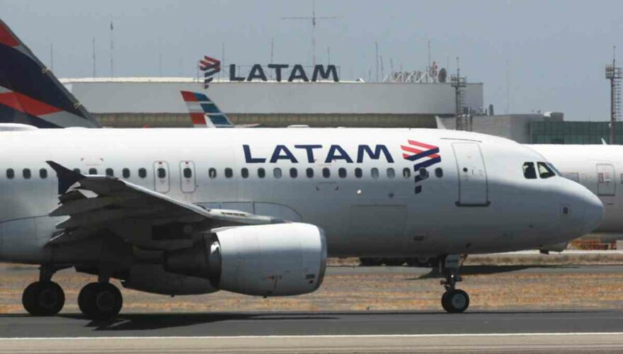 Avión de aerolínea LATAM con destino a Chiloé