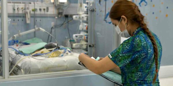 Enfermera tratando a un niño por virus respiratorio sincicial