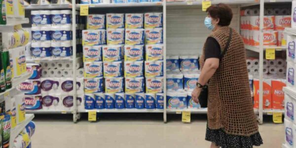 Mujer en supermercado de Santiago
