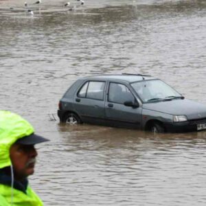 vehículo varado en el Estero Marga Marga inundado por lluvias