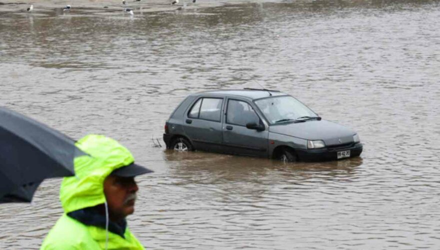 vehículo varado en el Estero Marga Marga inundado por lluvias