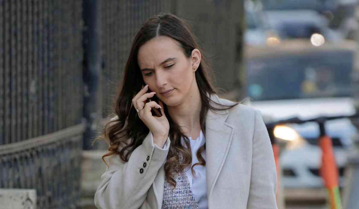 Mujer hablando por teléfono