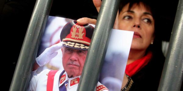 Fanática del dictador Augusto Pinochet Ugarte con fotografía en mano