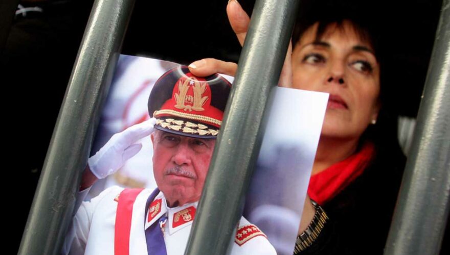 Fanática del dictador Augusto Pinochet Ugarte con fotografía en mano