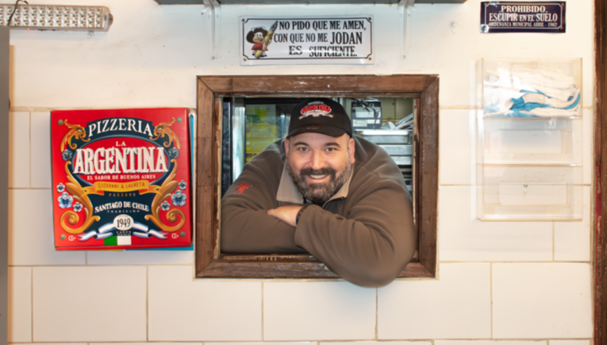 El argentino que se enamoró de Chile y que hoy triunfa con pizzería La Argentina en Barrio Italia