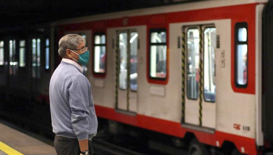 Adulto Mayor utilizando el Metro de Santiago