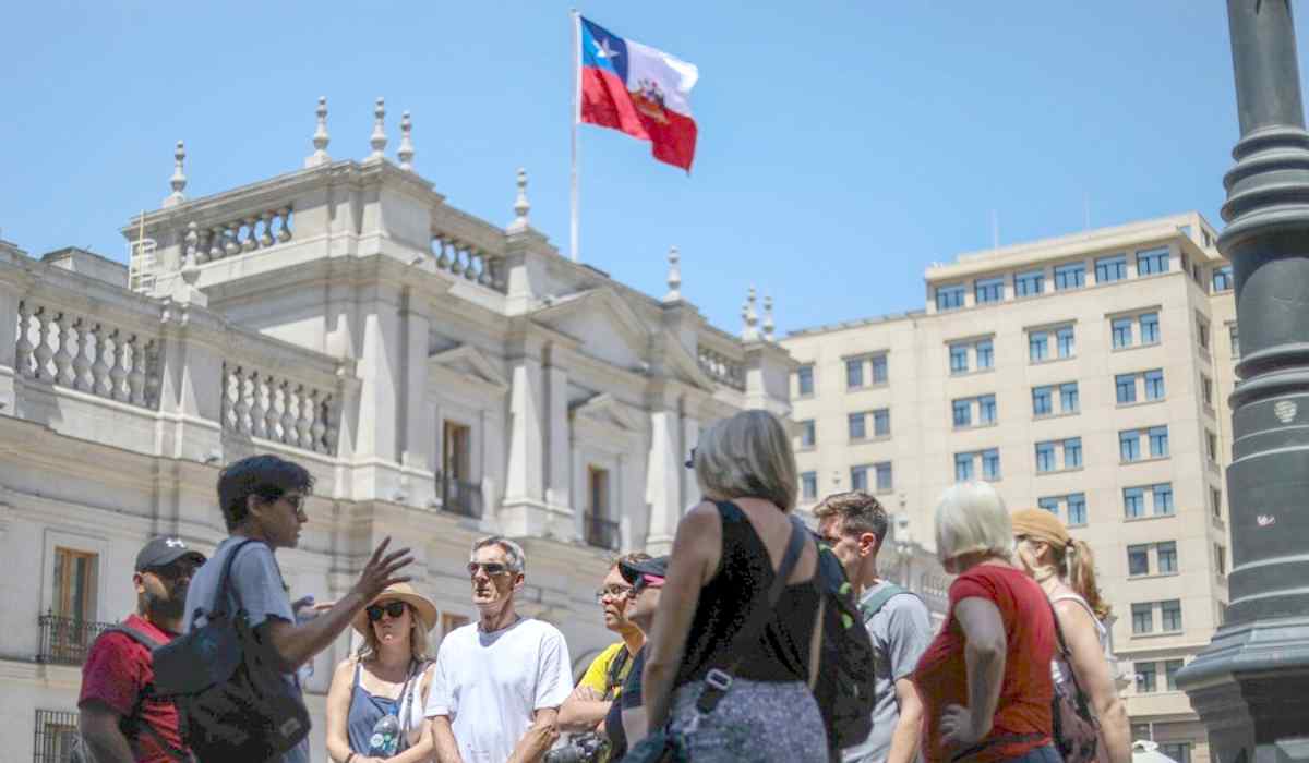 Turistas de Estados Unidos recorriendo Santiago de Chile