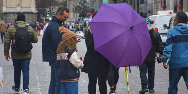 Familia con paraguas por la lluvia en Santiago