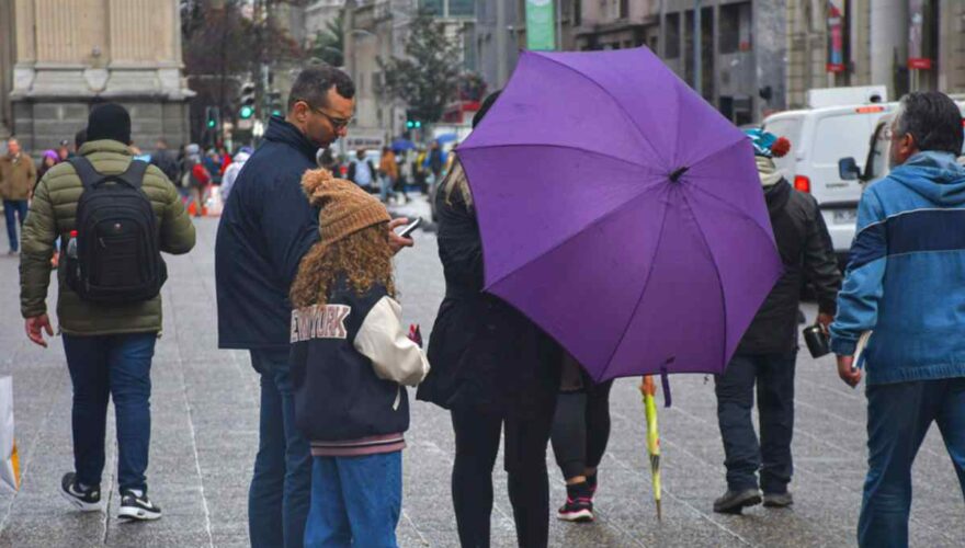 Familia con paraguas por la lluvia en Santiago