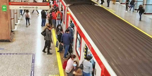Personas entrando a un tren del Metro de Santiago