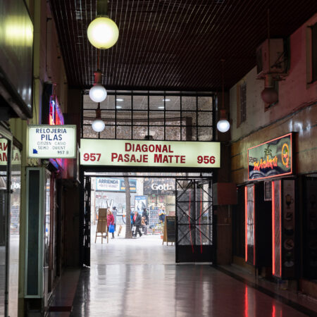 Gloria y decadencia de las galerías de Santiago Centro